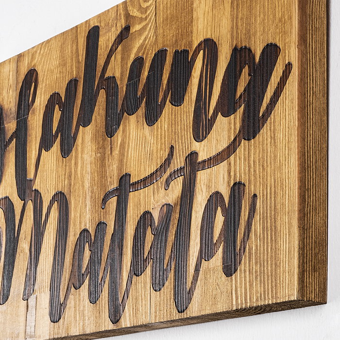 Wallity Hakuna Matata Motto Escultura de Pared de Madera Nogal y Negro